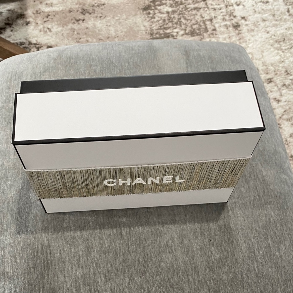 CHANEL - Picture 3 of 5